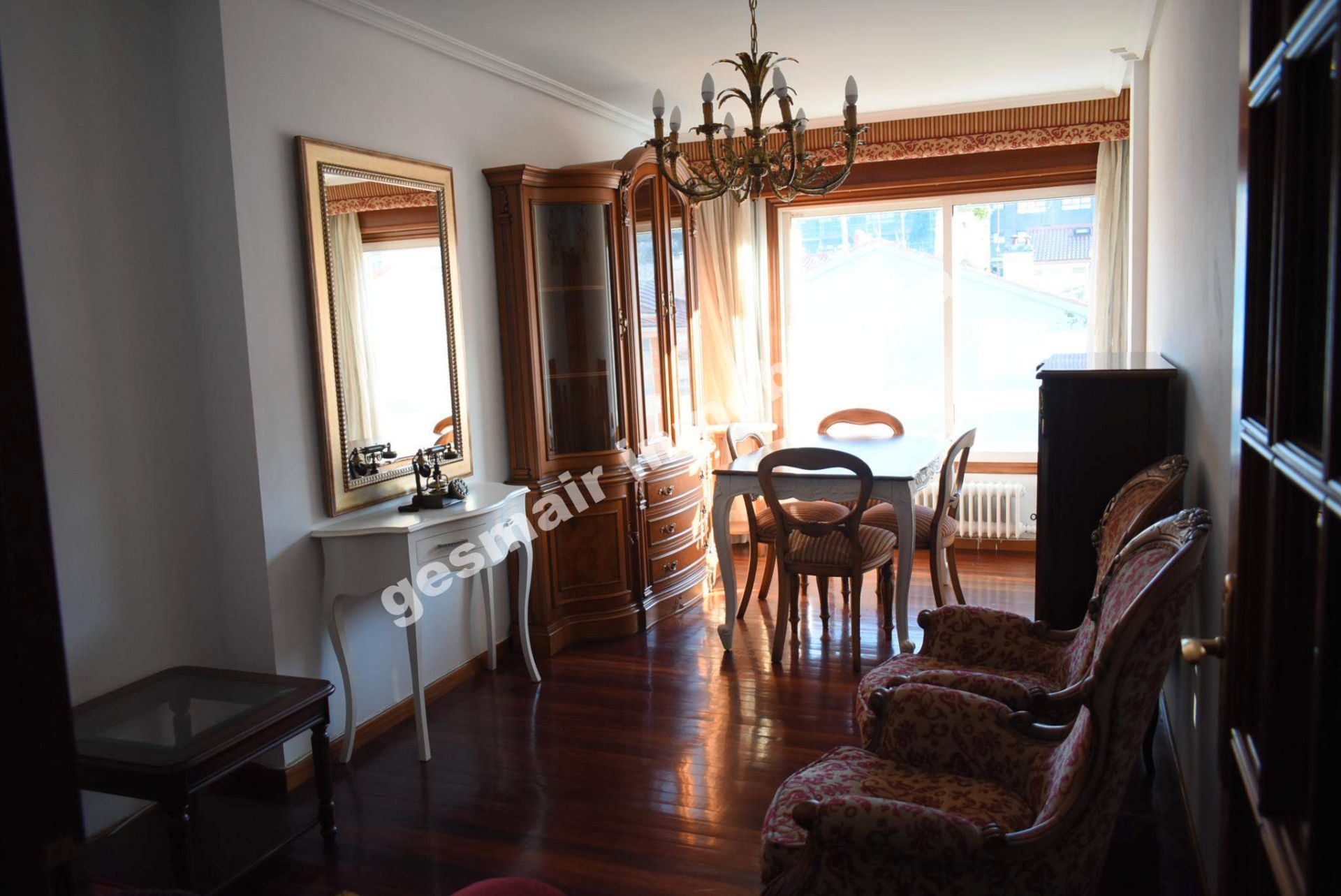 Menjador de Apartament en venda en Pontevedra Capital  amb Calefacció, Parquet i Traster