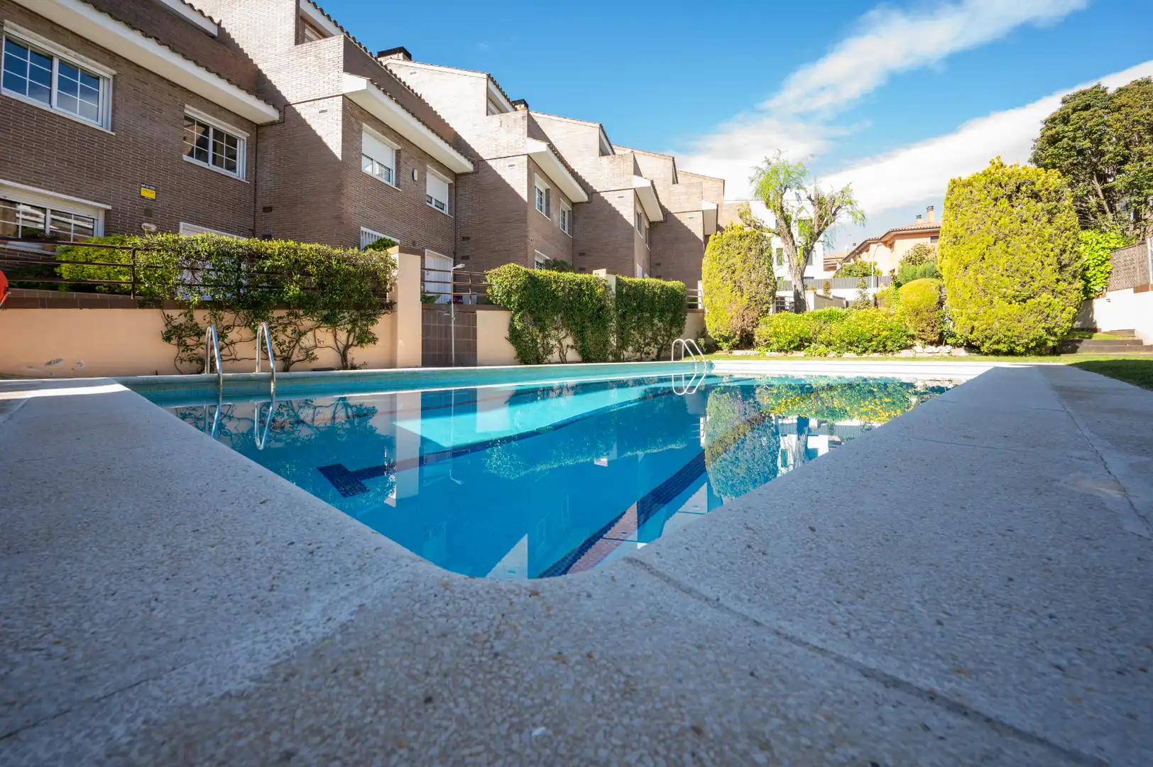 Piscina de Casa adosada en venda en Sant Cugat del Vallès amb Aire condicionat, Calefacció i Jardí privat