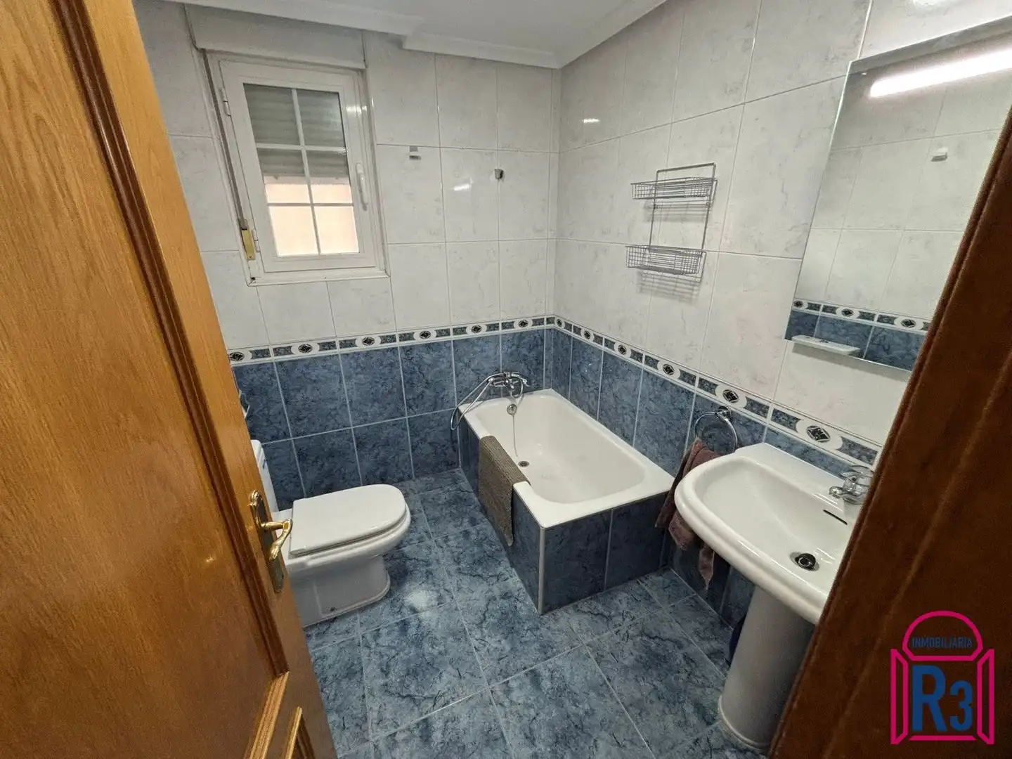 Baño de Apartamento de alquiler en León Capital  con Calefacción, Terraza y Trastero