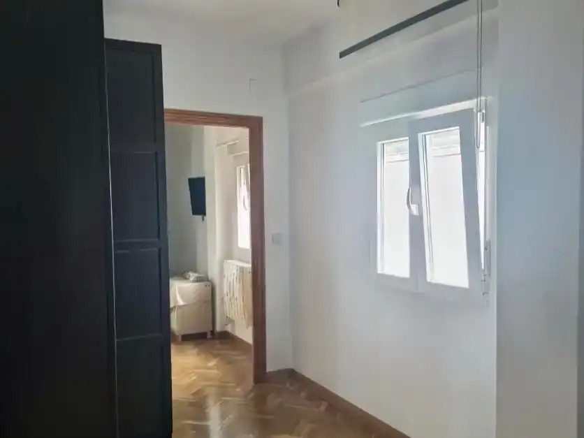 Schlafzimmer von Wohnung zur Miete in  Madrid Capital mit Klimaanlage und Balkon