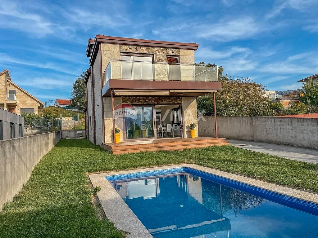 Vista exterior de Casa o chalet en venta en Vigo  con Calefacción, Jardín privado y Parquet