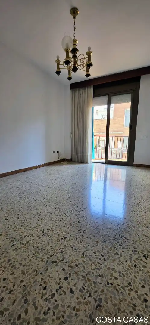 Sala de estar de Piso en venta en L'Hospitalet de Llobregat con Balcón