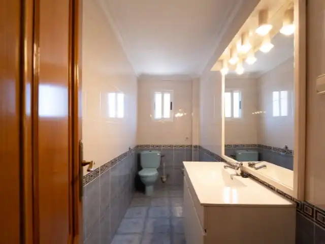 Bathroom of Flat for sale in Burjassot  with Private garden and Balcony