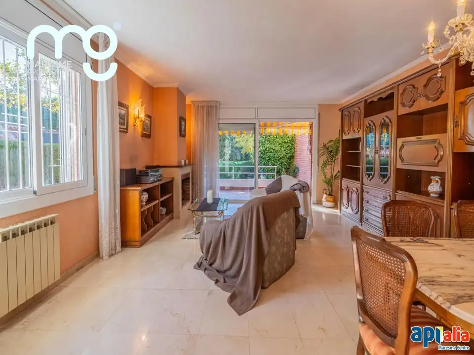 Sala d'estar de Casa adosada en venda en El Masnou amb Calefacció, Jardí privat i Terrassa
