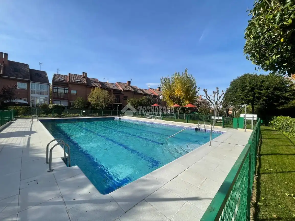 Piscina de Casa adosada en venta en Loeches
