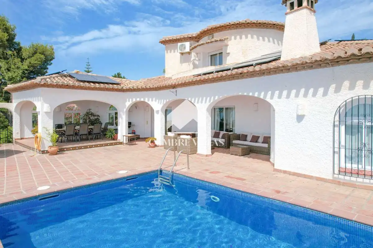Vista exterior de Casa o xalet en venda en Salobreña amb Jardí privat, Terrassa i Piscina comunitària