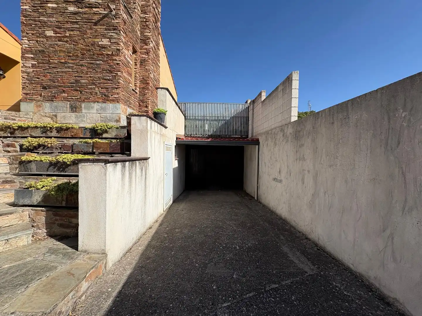 Vista exterior de Casa o xalet en venda en Íscar amb Calefacció, Jardí privat i Terrassa