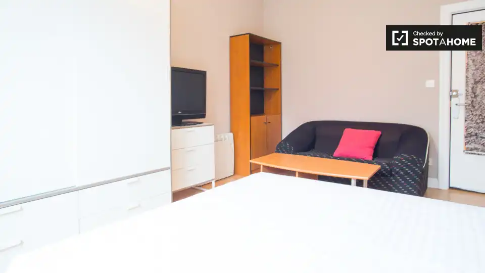 Bedroom of Flat for share in Bilbao   with Air Conditioner, Heating and Terrace