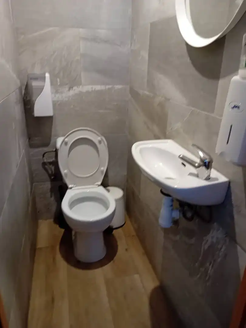 Baño de Local en venta en Bilbao  con Calefacción, Amueblado y Alarma