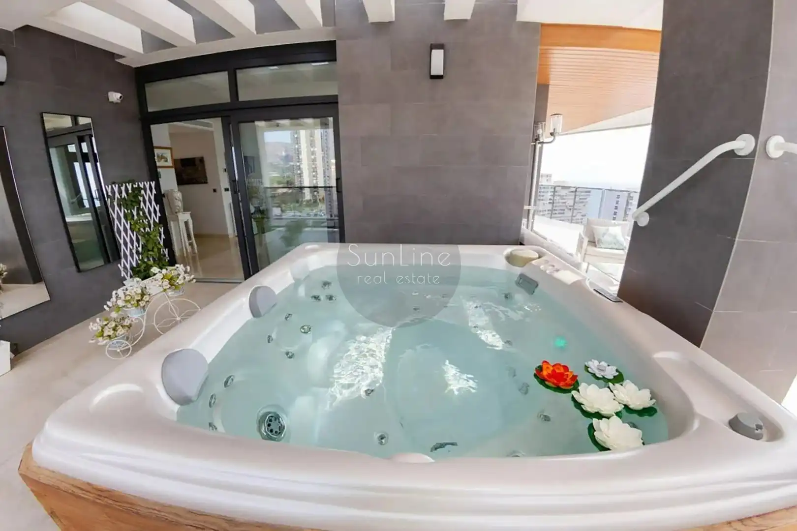 Schwimmbecken von Wohnung zum Verkauf in Benidorm mit Möbliert, Balkon und Whirlpool