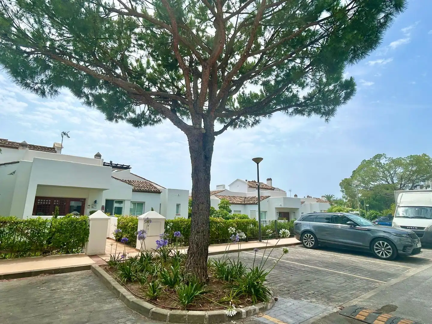 Außenansicht von Wohnungen zum Verkauf in Benahavís mit Klimaanlage, Terrasse und Abstellraum