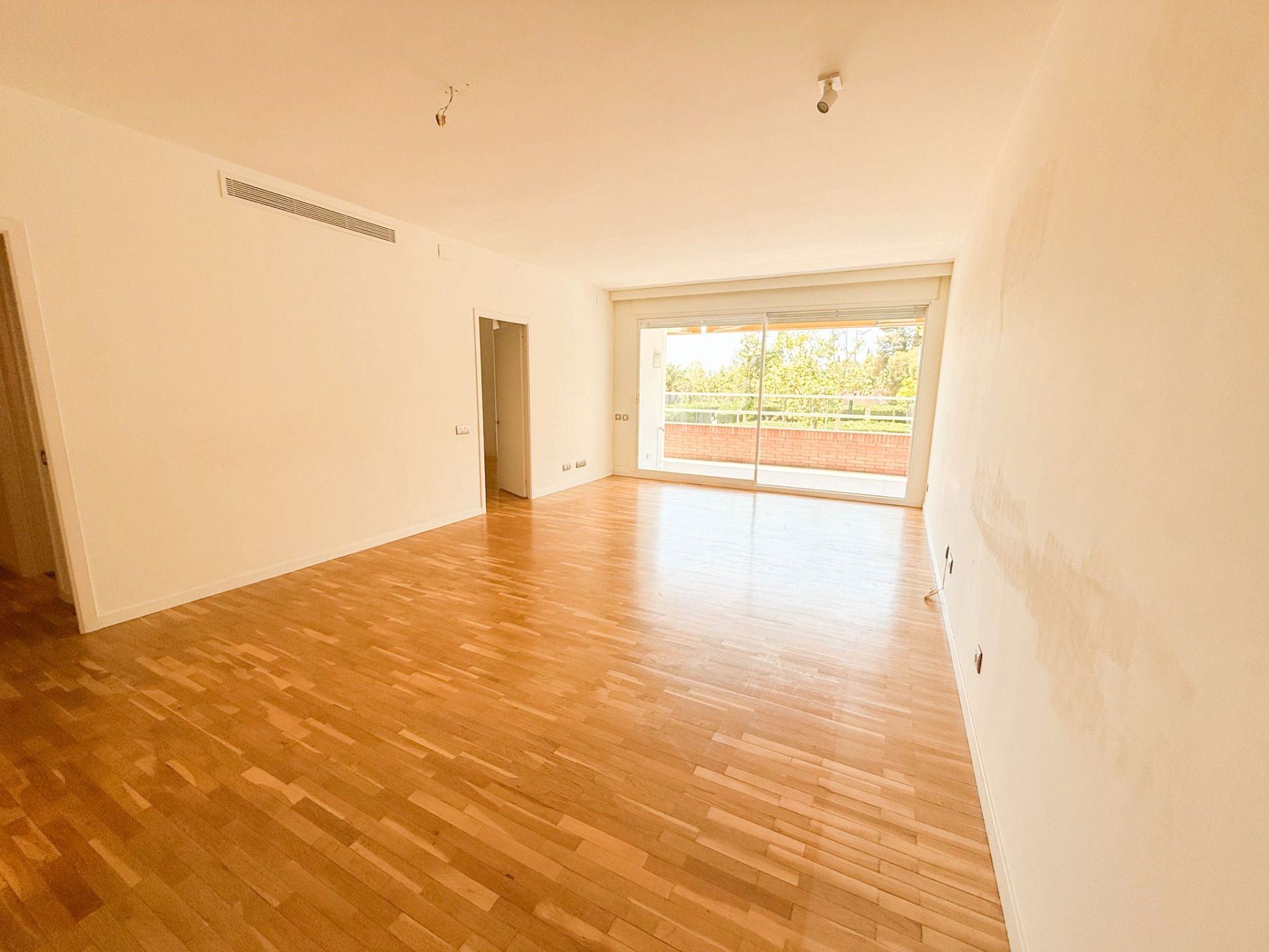 Living room of Flat to rent in  Barcelona Capital  with Air Conditioner, Heating and Parquet flooring