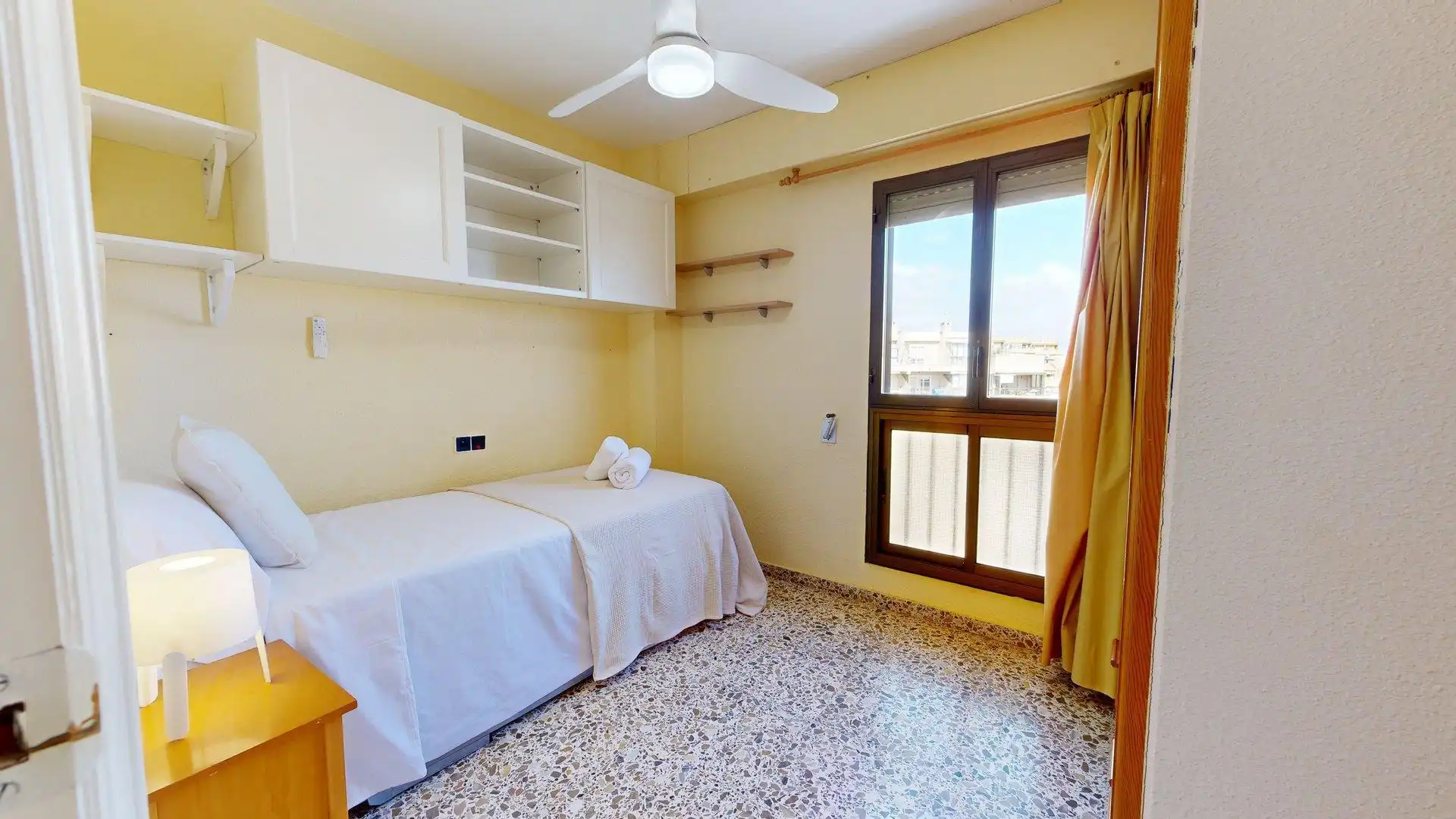 Dormitori de Apartament de lloguer en Elche / Elx amb Aire condicionat, Calefacció i Jardí privat