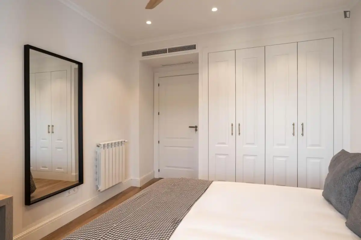 Dormitori de Apartament de lloguer en Madrid amb Aire condicionat, Calefacció i Moblat