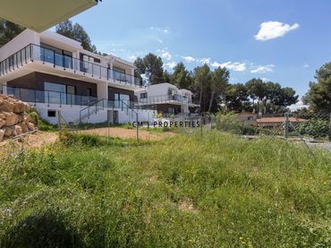 Casa aparellada amb balcó en venda a 2