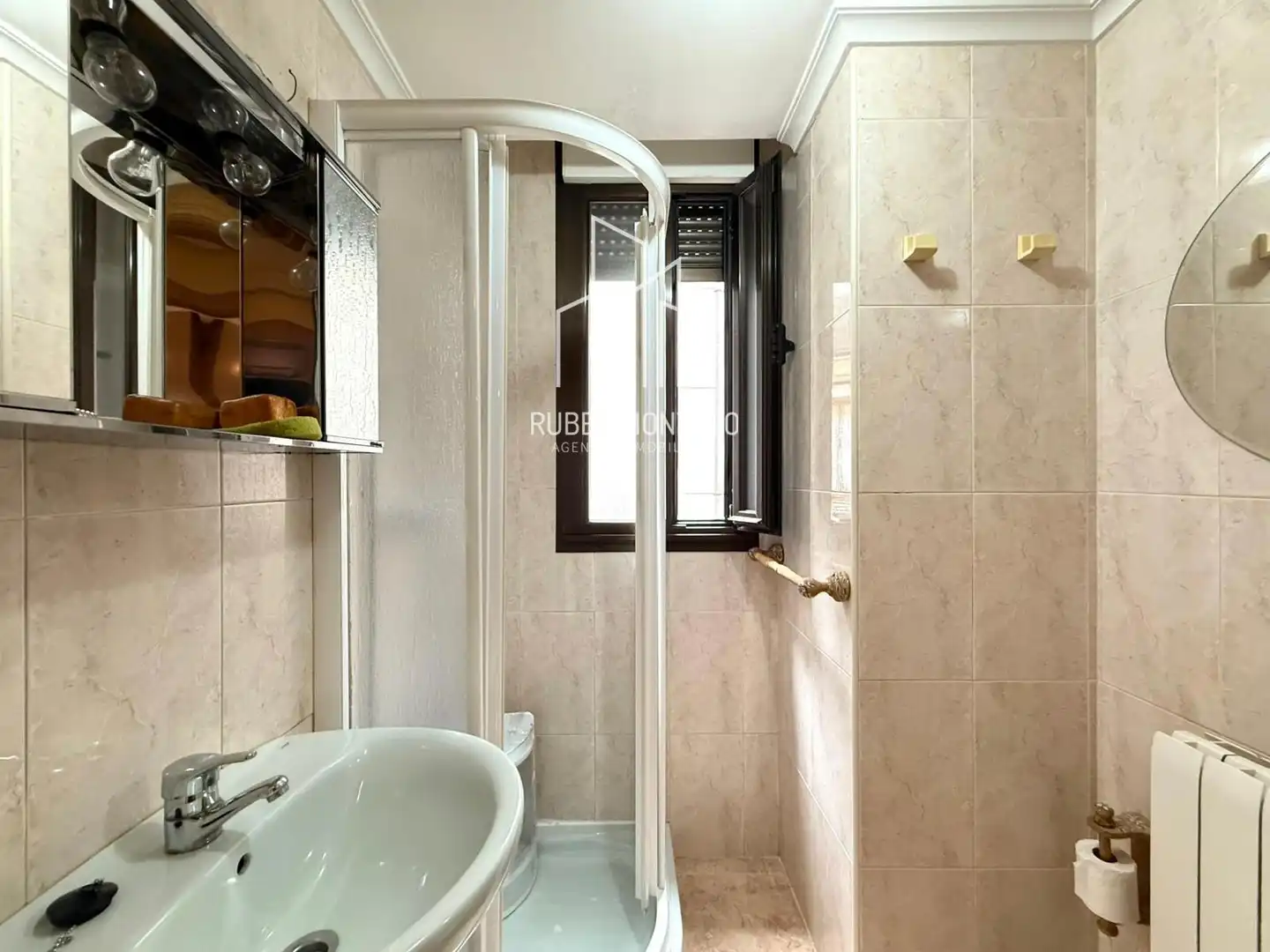 Bathroom of Flat for rent in Salamanca  with Heating, Terrace and Furnished
