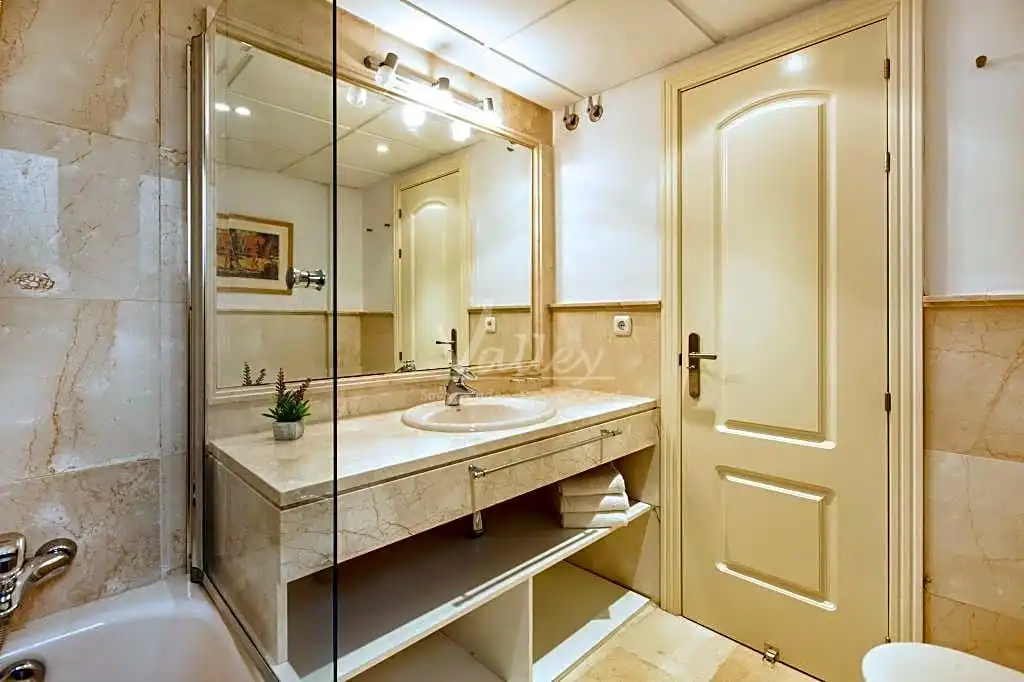 Baño de Ático de alquiler en Sotogrande con Aire acondicionado, Calefacción y Terraza