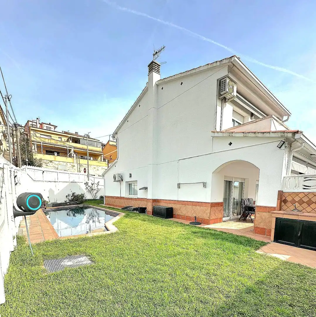 Vista exterior de Casa o xalet en venda en Calafell amb Jardí privat, Terrassa i Piscina