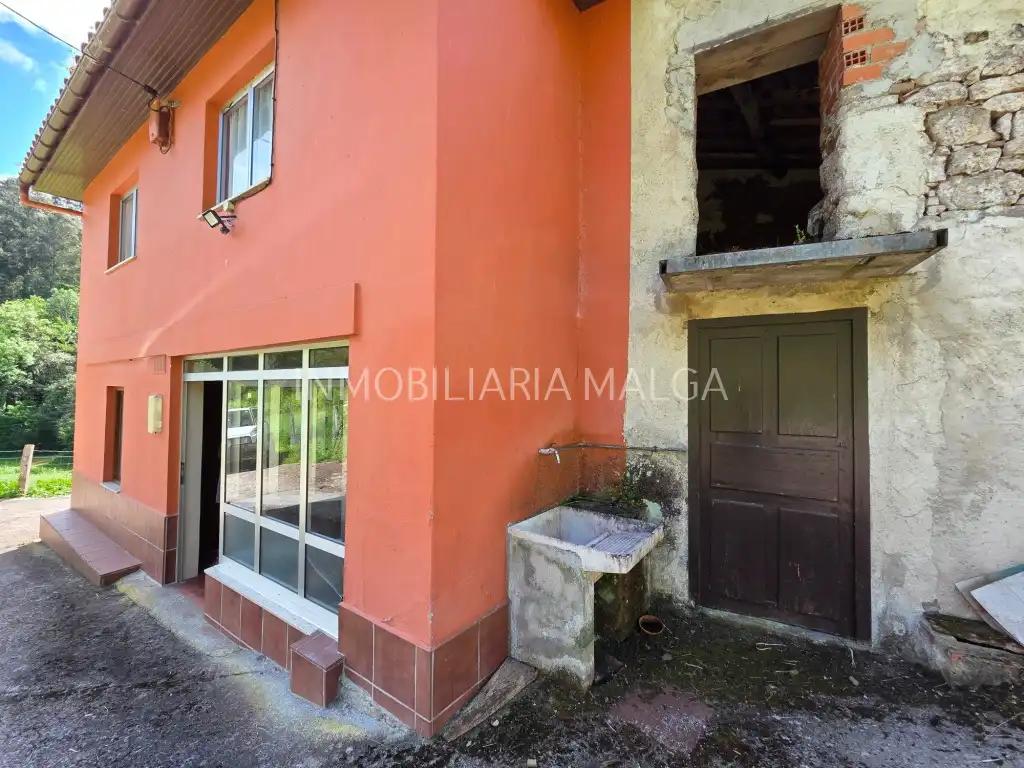 Vista exterior de Casa o xalet en venda en Colunga amb Parquet, Traster i Moblat