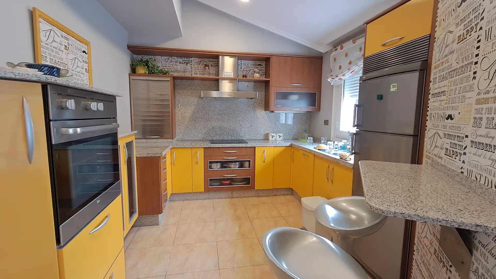 Cuina de Àtic en venda en Vigo  amb Calefacció, Terrassa i Forn