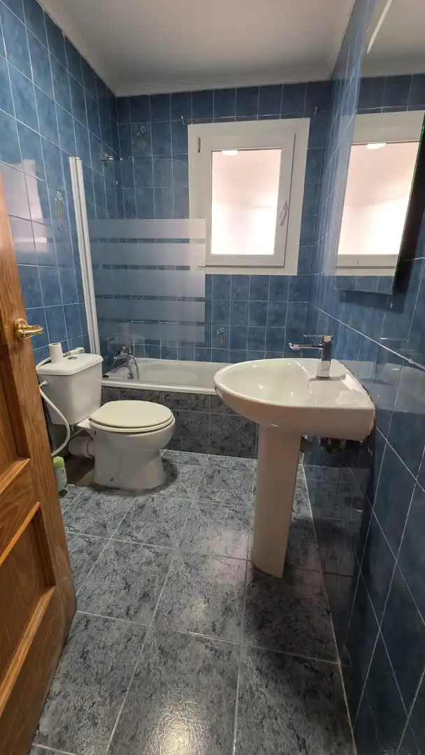 Baño de Apartamento de alquiler en Alicante / Alacant con Aire acondicionado, Amueblado y Balcón