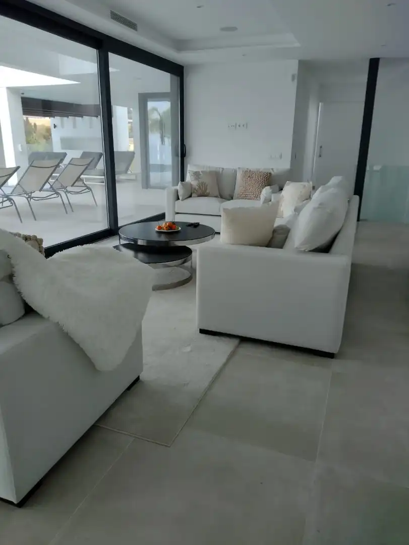Sala de estar de Casa o chalet de alquiler en Benahavís con Aire acondicionado, Calefacción y Jardín privado