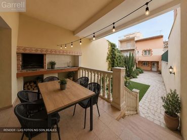 Adosado con piscina en venta en Carrer Figueres