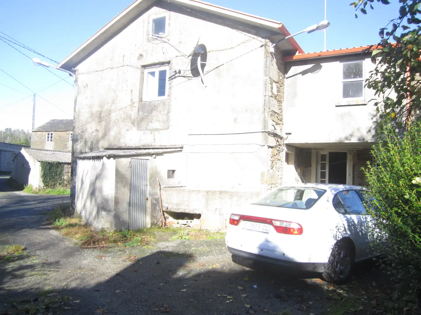 Vista exterior de Casa o xalet en venda en Monfero amb Jardí privat, Terrassa i Traster