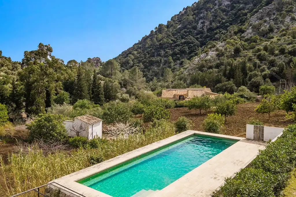Vista exterior de Finca rústica en venda en Escorca amb Aire condicionat, Calefacció i Jardí privat
