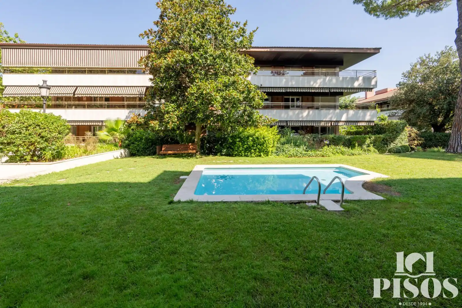 Swimming pool of Flat for sale in Sant Cugat del Vallès  with Air Conditioner, Heating and Private garden