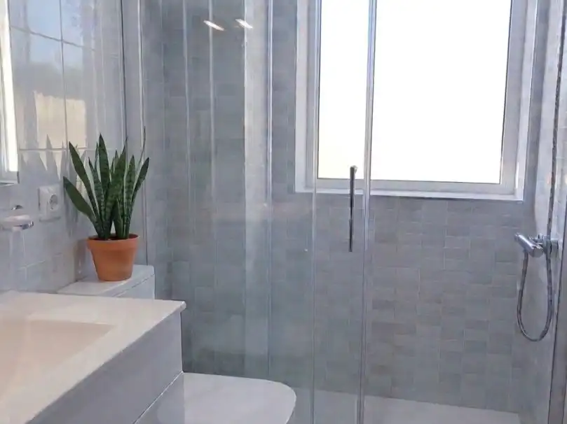 Badezimmer von Wohnung zum Verkauf in  Granada Capital mit Klimaanlage und Balkon