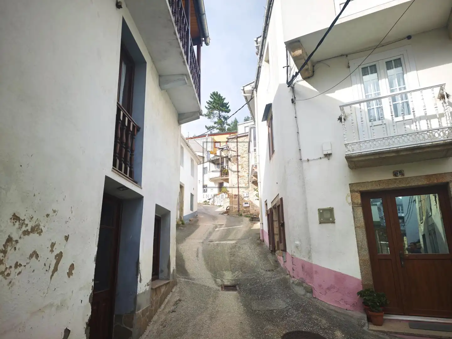 Vista exterior de Casa adosada en venda en Mañón amb Moblat i Balcó