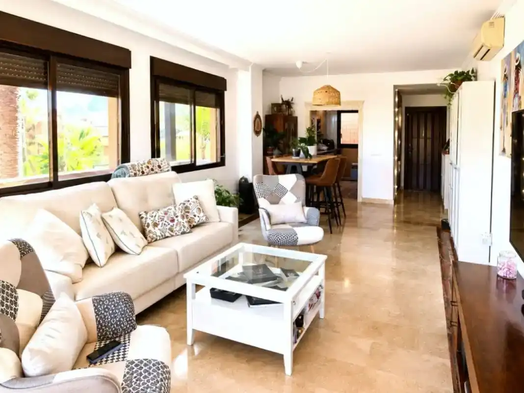 Sala de estar de Piso en venta en Estepona con Aire acondicionado, Piscina y Balcón
