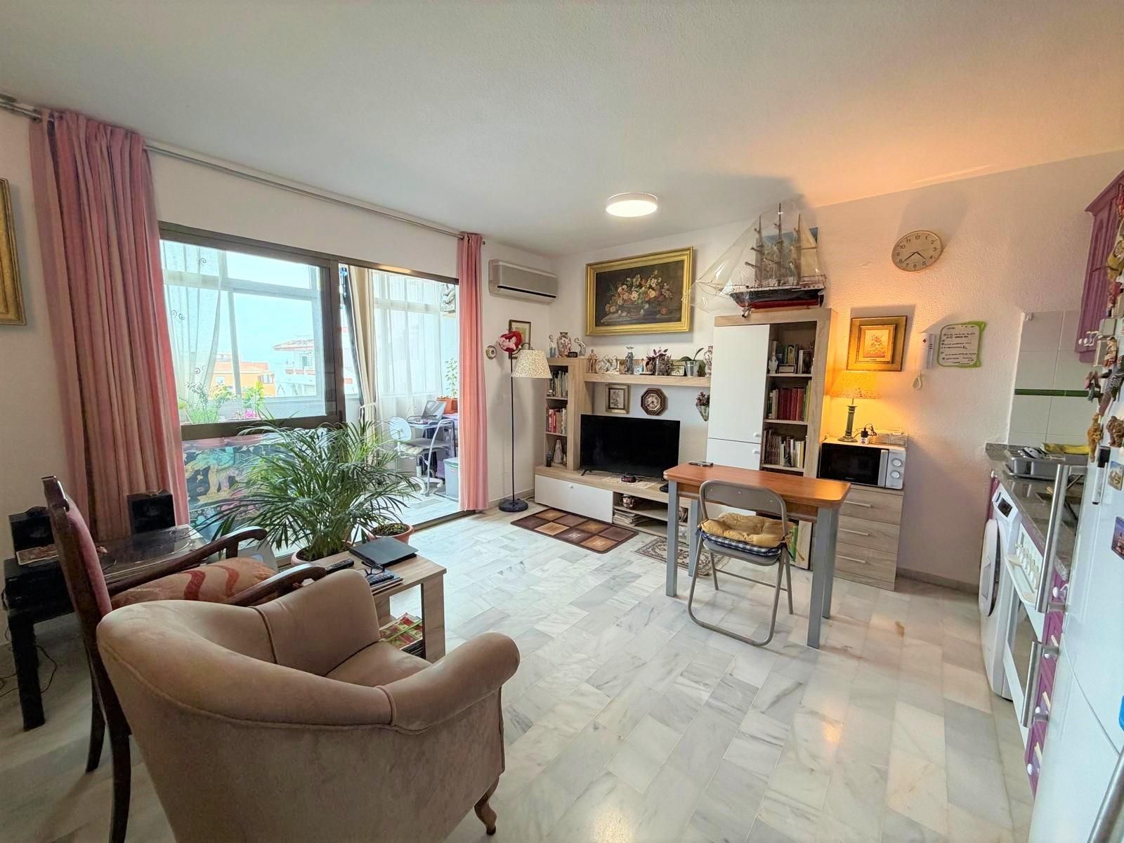 Sala d'estar de Apartament en venda en Torremolinos amb Terrassa i Piscina comunitària