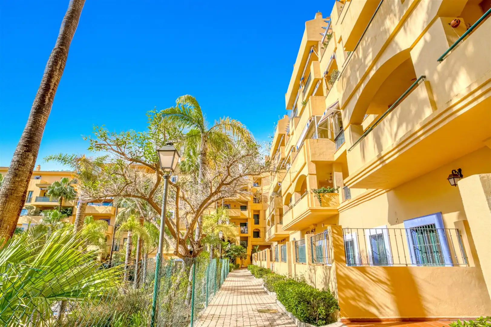 Vista exterior de Apartament en venda en Marbella amb Aire condicionat i Terrassa