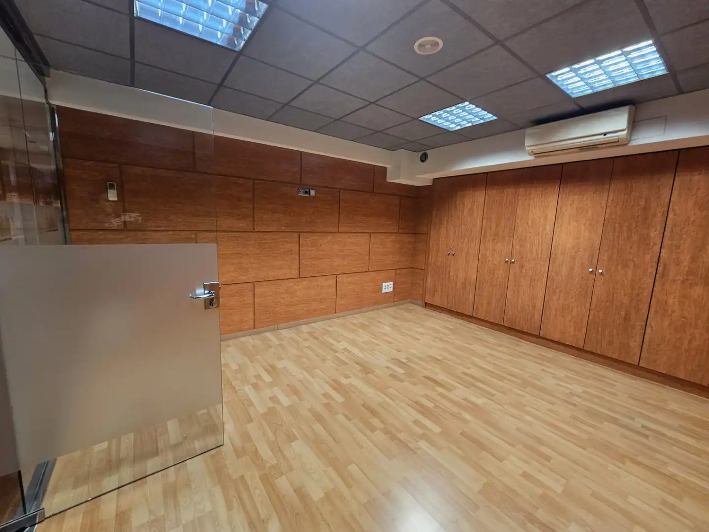 Büro zur Miete in Barcelona mit Klimaanlage und Balkon