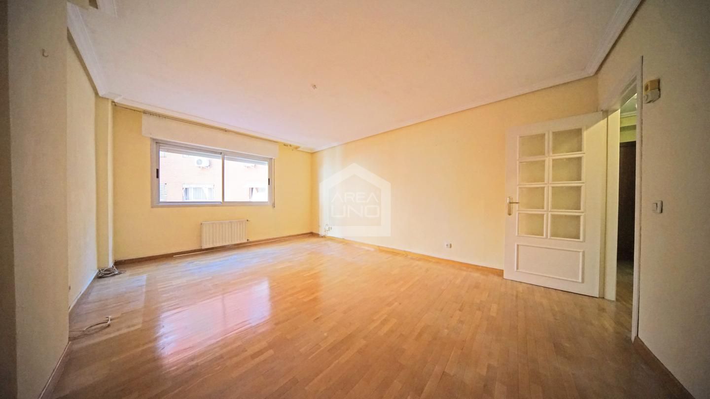 Living room of Flat for sale in  Madrid Capital  with Heating