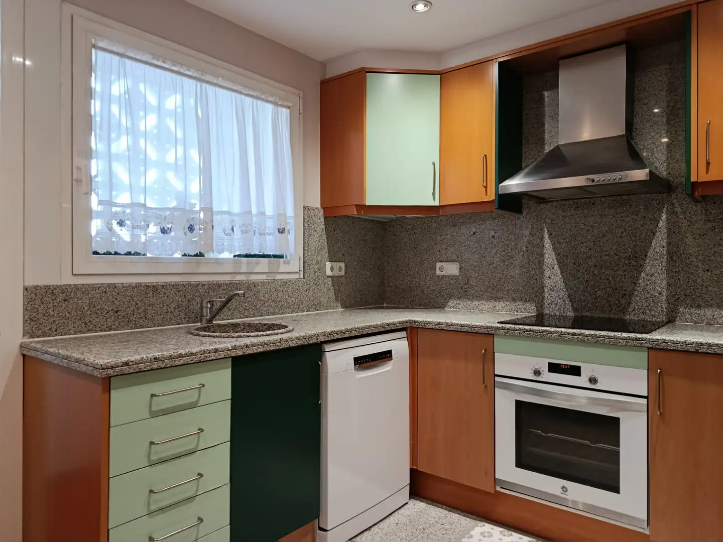 Cocina de Piso en venta en Girona con Aire acondicionado, Calefacción y Jardín privado