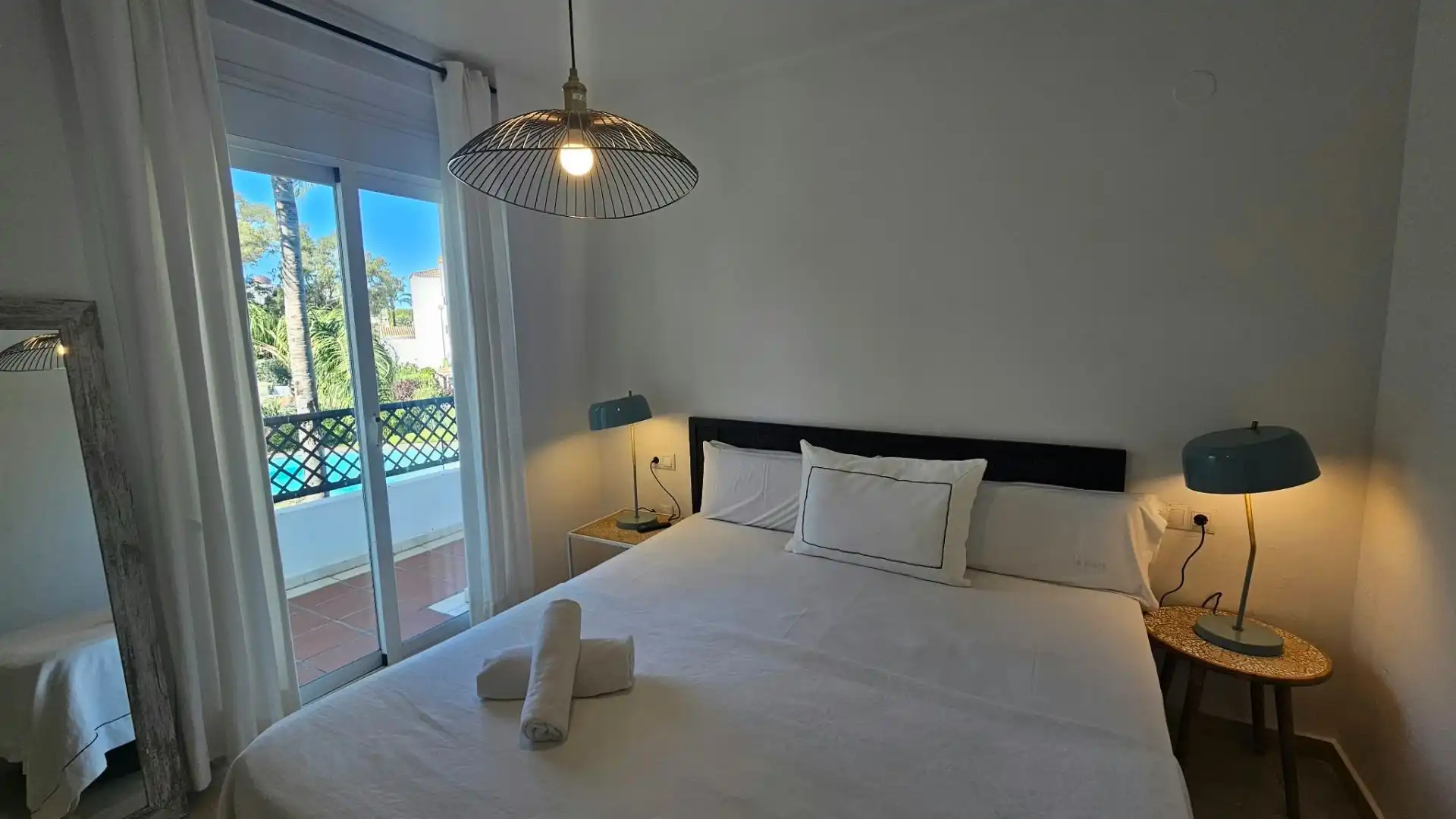 Schlafzimmer von Wohnungen zur Miete in Marbella mit Klimaanlage, Terrasse und Möbliert
