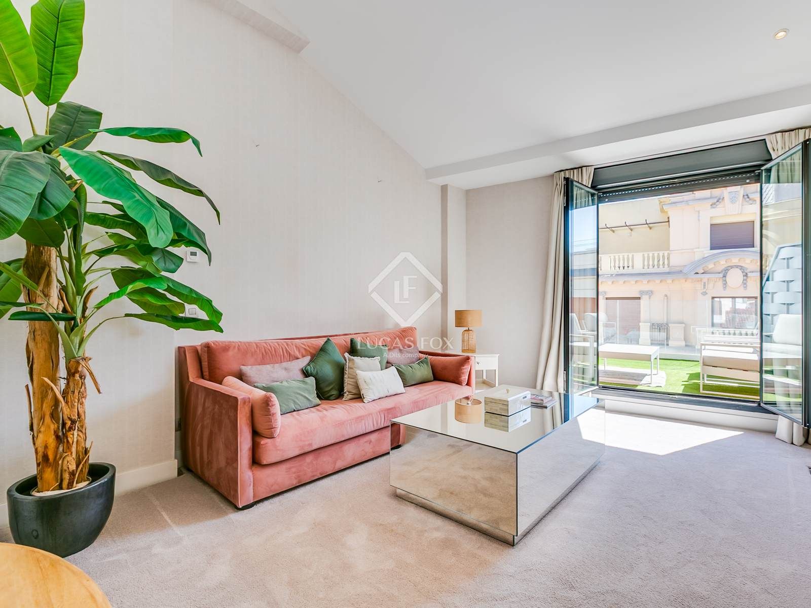 Living room of Flat for sale in  Madrid Capital  with Air Conditioner and Balcony