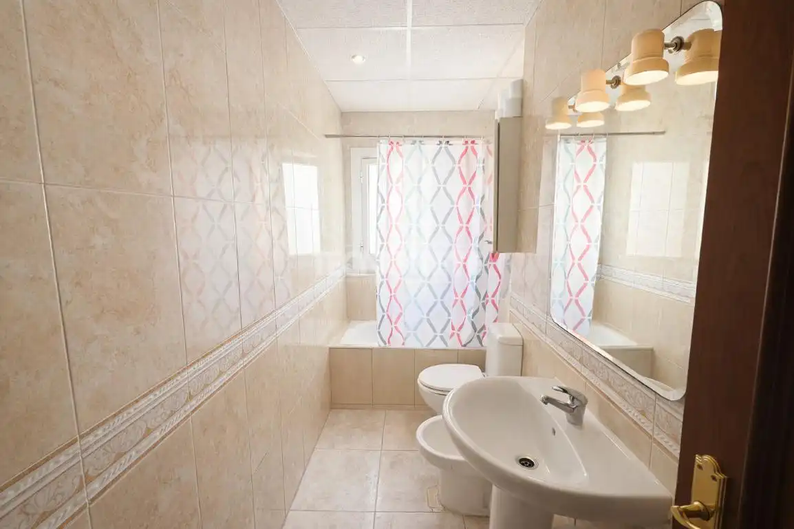 Bathroom of Flat for sale in Madrid  with Air Conditioner, Heating and Terrace