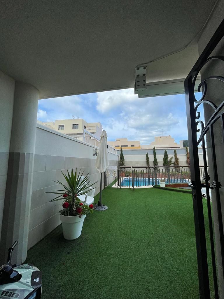 Piscina de Casa adosada en venda en  Melilla Capital amb Aire condicionat, Jardí privat i Terrassa