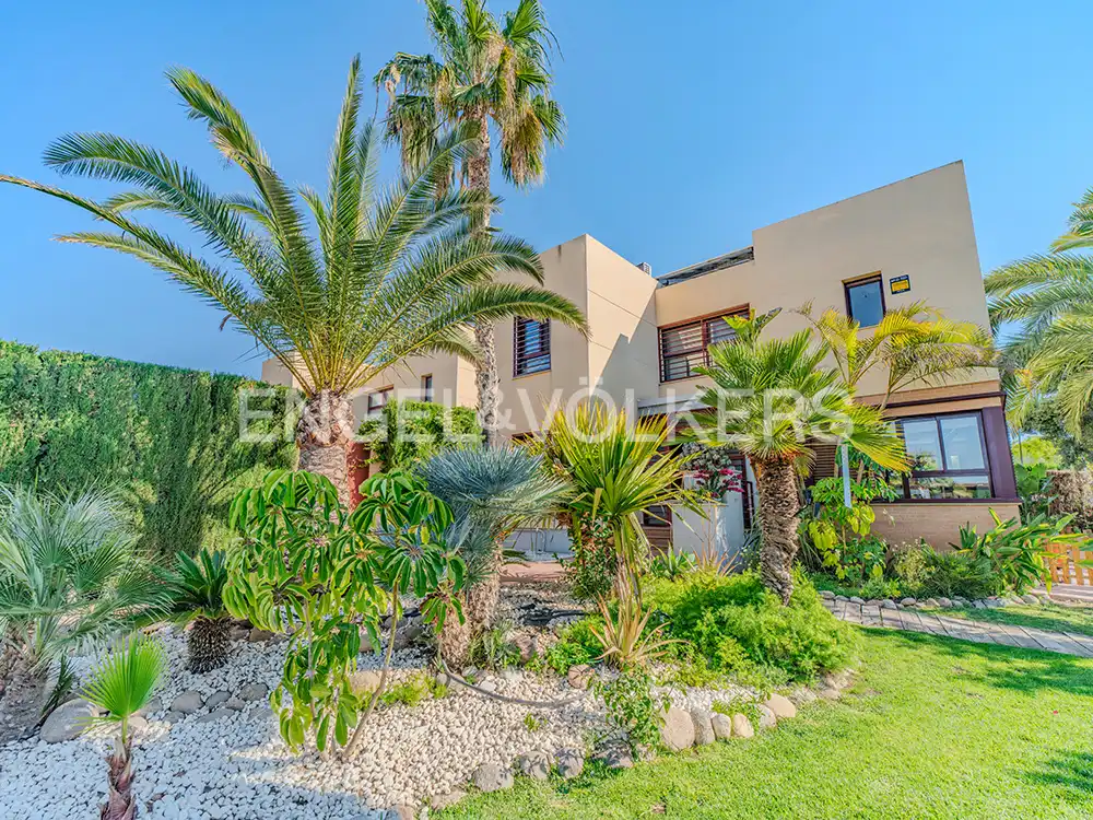 Vista exterior de Casa o xalet en venda en Mutxamel amb Aire condicionat, Calefacció i Jardí privat