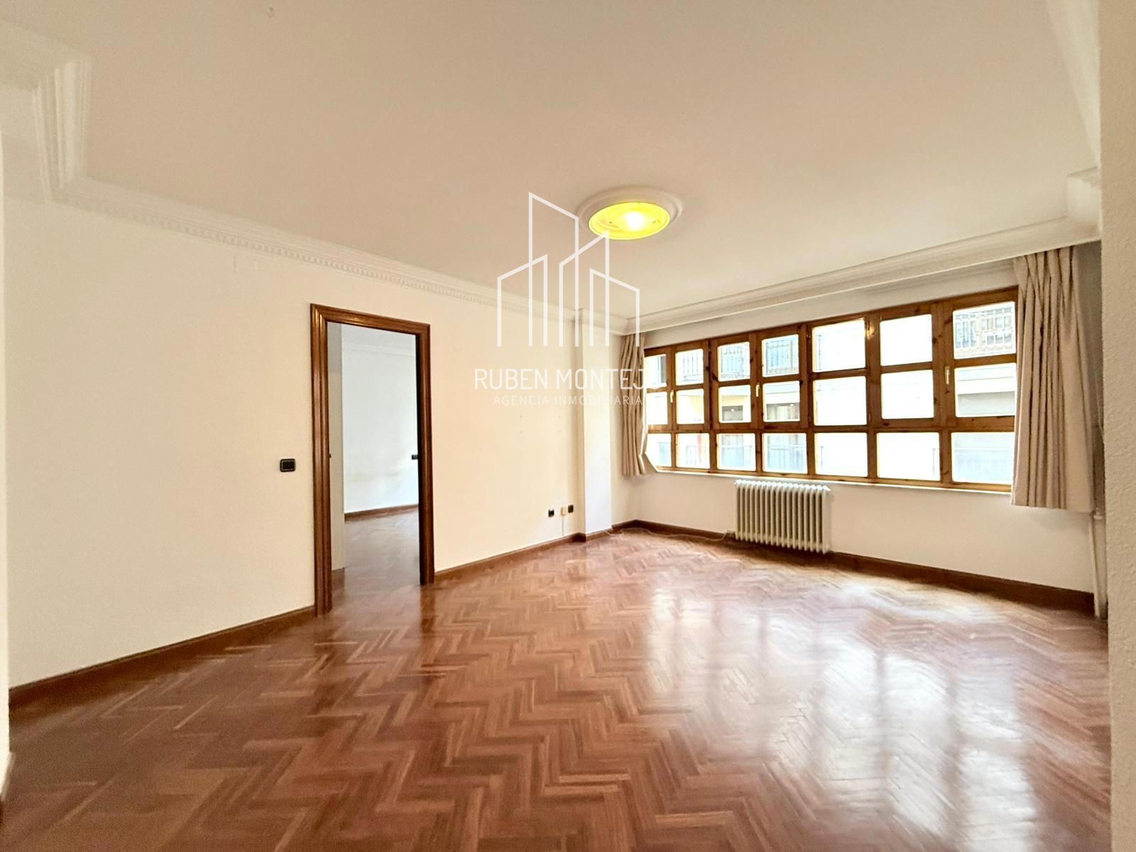 Vista exterior de Pis en venda en Salamanca Capital amb Calefacció, Terrassa i Rentadora