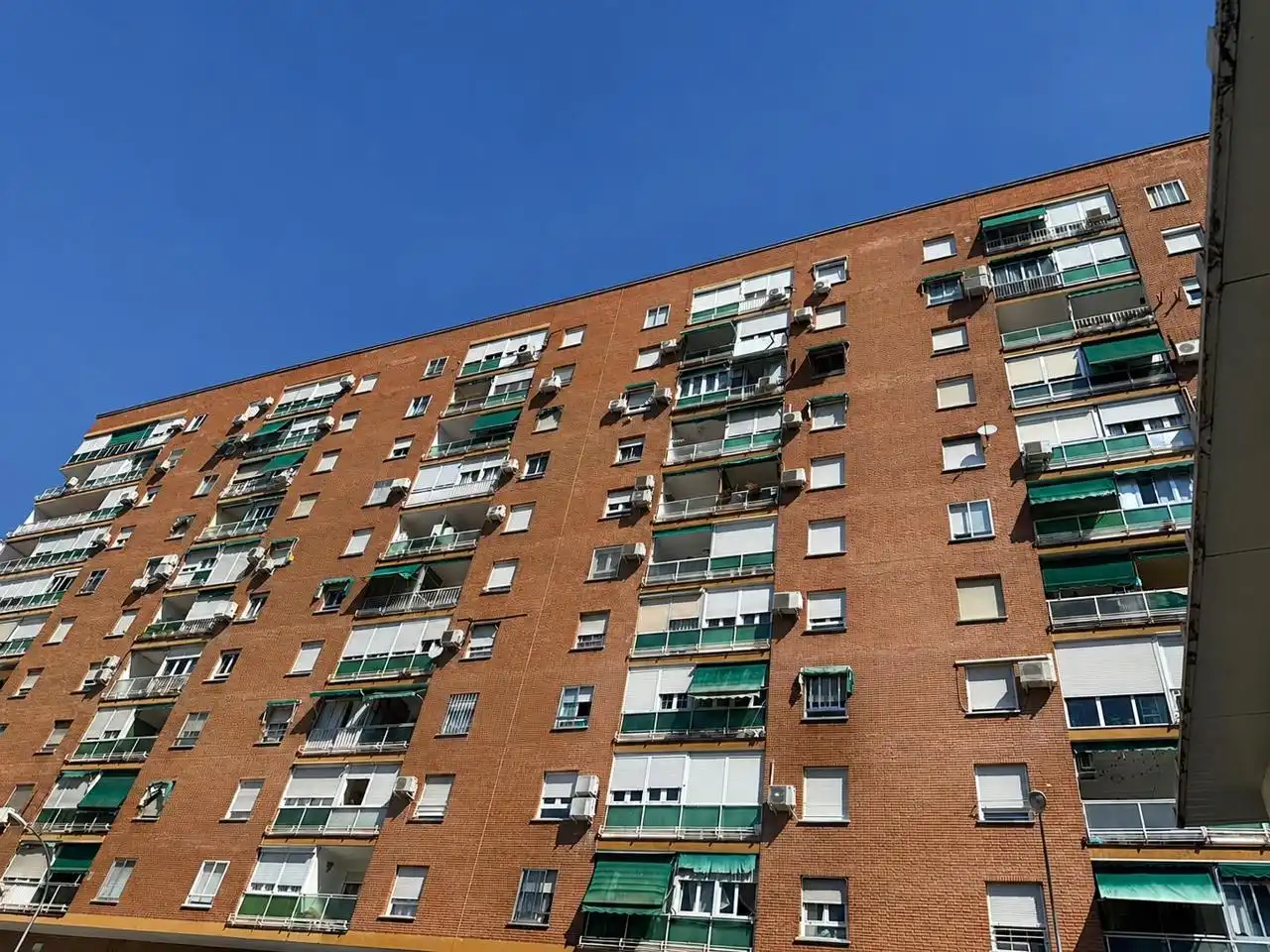 Vista exterior de Piso en venta en Madrid con Calefacción, Parquet y Terraza