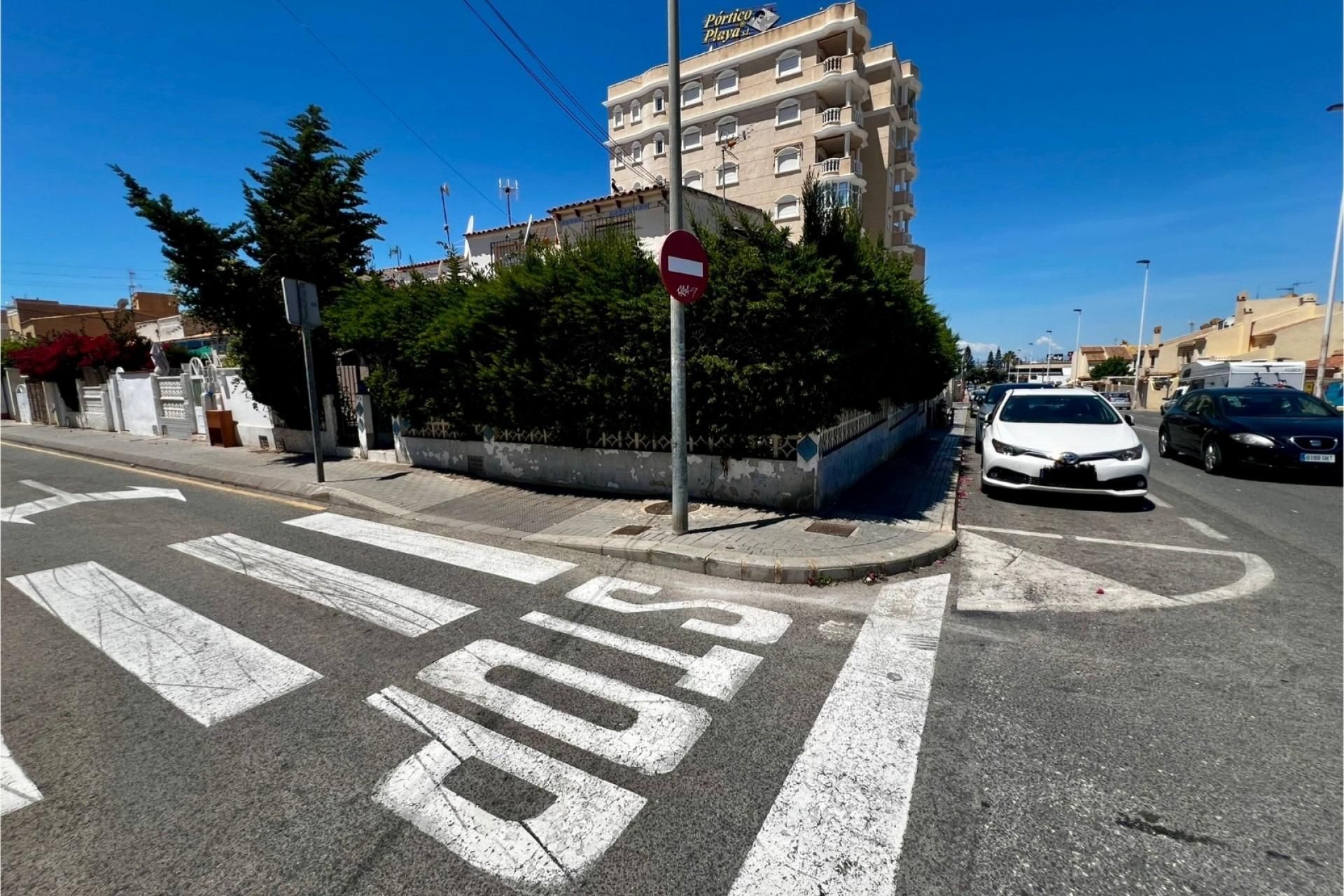 Vista exterior de Casa adosada en venda en Torrevieja amb Terrassa