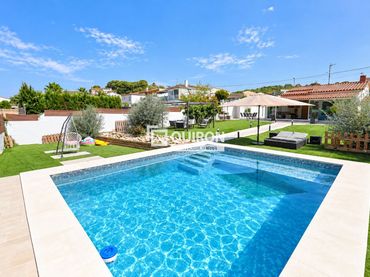 Villa con piscina in vendita a LLESSIU