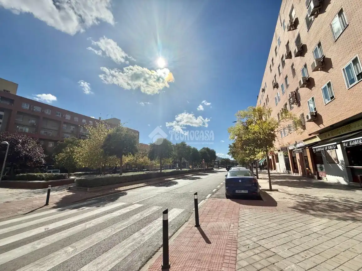 Vista exterior de Pis en venda en Madrid amb Calefacció