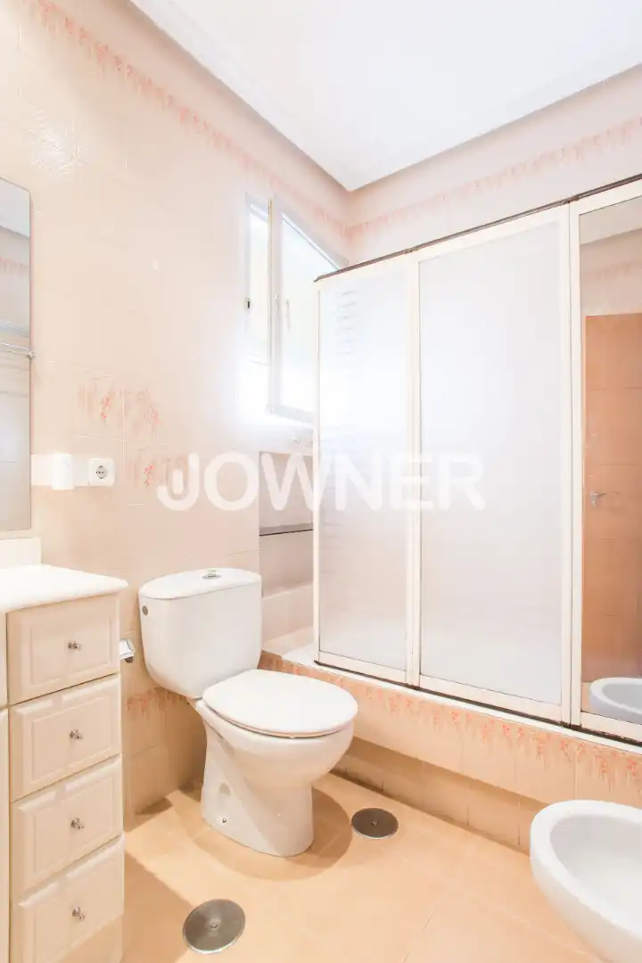Bathroom of Flat for rent in Madrid  with Air Conditioner, Heating and Terrace