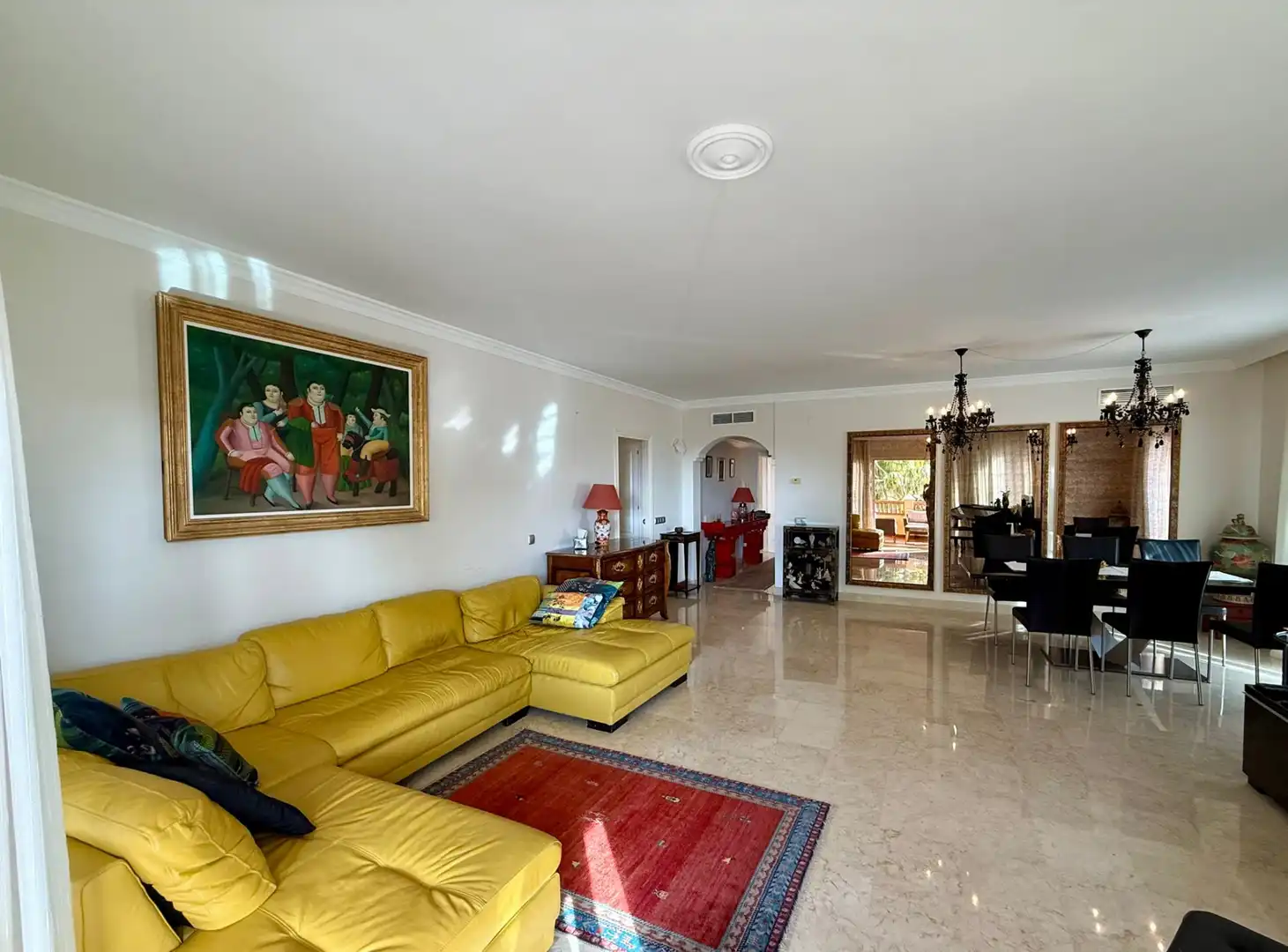 Sala d'estar de Apartament de lloguer en Estepona amb Aire condicionat, Terrassa i Piscina